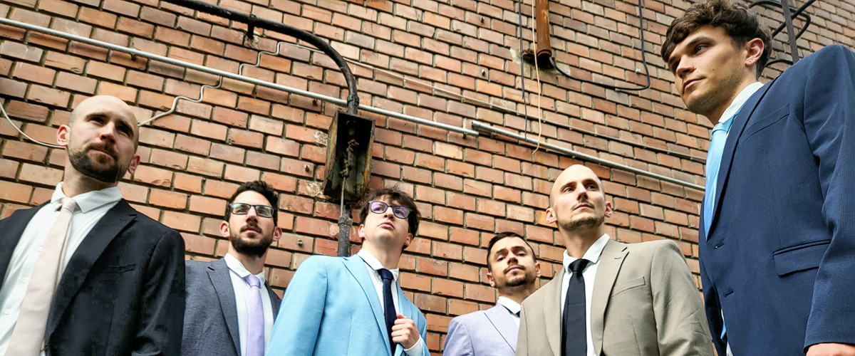 Bemutató -  Gentlemen