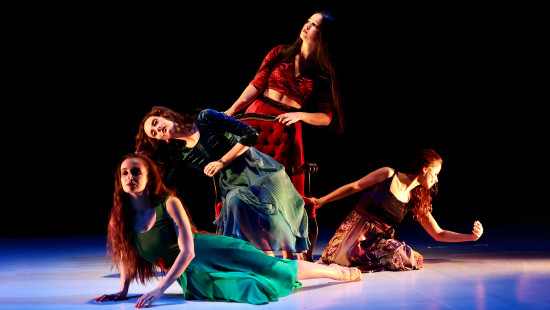 Bemutató - Hajadonok